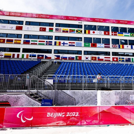 Eine leere Tribüne bei den Paralympics 2022.