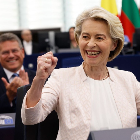 EU-Kommissionspräsident Ursula von der Leyen freut sich über ihre Wiederwahl. 