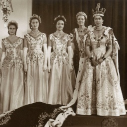 Elizabeth II. und ihre adeligen "Maids of Honor” bei der Krönung 1953