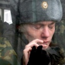 Ein junger Rekrut, der zum Militärdienst einberufen ist, weint, während er im Bus sitzt und eine weibliche Hand ihm an der Fensterscheibe zuwinkt (Archivbild).
