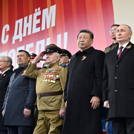 Der russische Präsident Wladimir Putin (M,r) und der chinesische Präsident Xi Jinpin (M) beobachten die Militärparade zum Tag des Sieges, während der Feierlichkeiten zum 80. Jahrestag des Sieges der Sowjetunion über Nazi-Deutschland im Zweiten Weltkrieg.