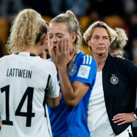 Martina Voss-Tecklenburg, Merle Frohms und Lena Lattwein zeigen sich nach Abpfiff auf dem Platz enttäuscht über das Aus bei der WM.