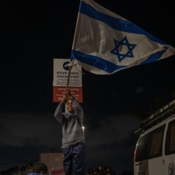 Ein Junge schwenkt eine israelische Flagge. 