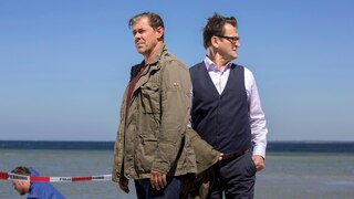 Auf hoher See machen zwei Fischer einen grausigen Fund. Lars Englen und Finn Kiesewetter sehen sich am Tatort um. | Bild: ARD/BR/Georges Pauly
