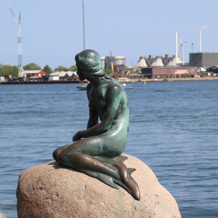 Statue der Kleinen Meerjungfrau nach dem Märchen von Hans Christian Andersen am Hafen von Kopenhagen