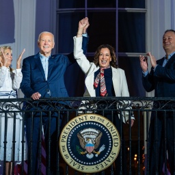 Präsident Joe Biden und Vize-Präsidentin Kamala Harris halten auf dem Balkon des weißen Hauses gemeinsam ihre Hand hoch.