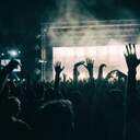Symbolbild: Das Publikum eines Musikfestival jubelt