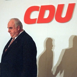 Nach einer Pressekonferenz am 28.9.1998 in Bonn verlässt der damalige Bundeskanzler Helmut Kohl das Podium im Konrad-Adenauer-Haus. 