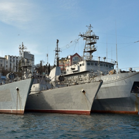 Russische Kriegsschiffe der Schwarzmeerflotte liegen im Hafen von Sewastopol auf der Krim (Ukraine).