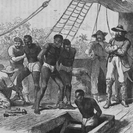 Eine historische Illustration um 1835 zeigt Sklaven an Bord eines Sklavenschiffes, die gefesselt werden, bevor sie in den Laderaum gebracht werden.