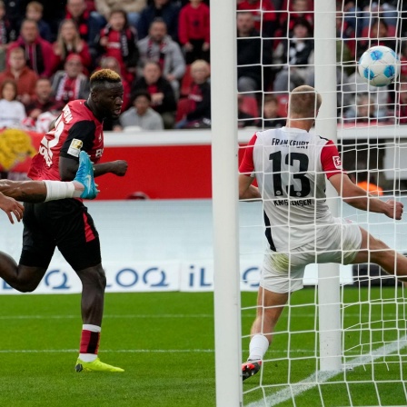 Victor Boniface von Bayer Leverkusen köpft ins Frankfurter Tor