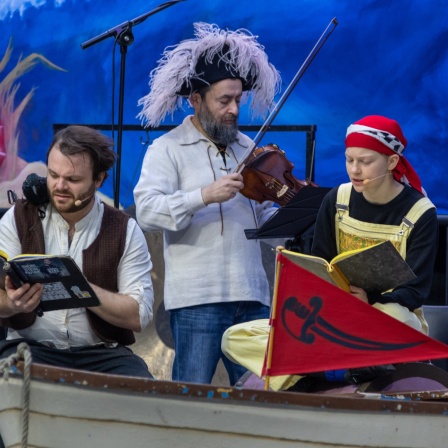 Die Darsteller von Hannes und Moses und der Violinist aus dem Orchester beim Live-Kinderhörspiel