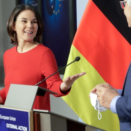 Die deutsche Bundesaußenministerin Annalena Baerbock und der Hohe Vertreter der Europäischen Union Josep Borrell während einer Pressekonferenz in Brüssel.