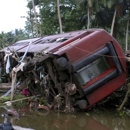 vom Tsunami zerstörte Waggons in Sri Lanka 