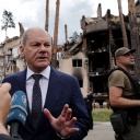 Bundeskanzler Olaf Scholz (SPD) spricht zu den Medien vor zerstörten Gebäuden in Irpin © dpa/Kay Nietfeld