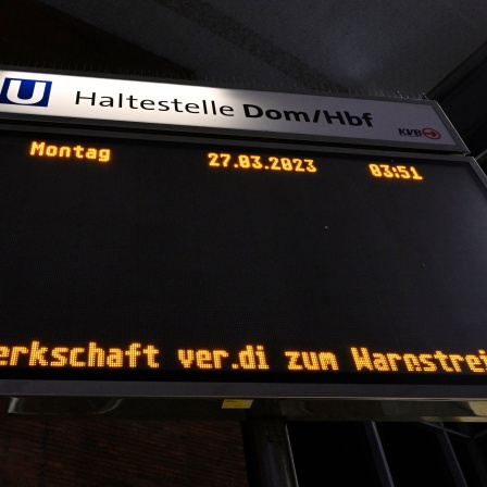 Eine Anzeigetafel der Kölner Verkehrsbetriebe zeigt den Fahrgästen im Bahnhof an, das heute keine Zugverkehr im öffentlichen Nahverkehr stattfindet.