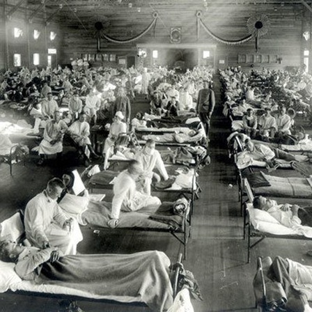 Patienten, die an der Spanischen Grippe erkrankt sind, liegen in Betten eines Notfallkrankenhauses im Camp Funston der Militärbasis Fort Riley in Kansas, USA.