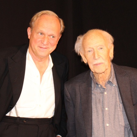 Schauspieler Ulrich Tukur und der Kulturwissenschaftler Hermann Bausinger zusammen im Tübinger SWR-Hörspielstudio.