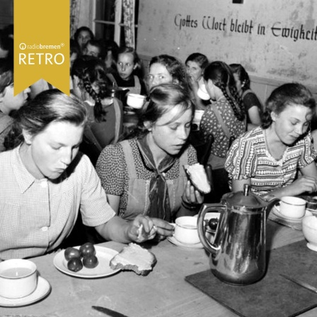 Jugendliche Mädchen beim Frühstücken in einem Waisenhaus um 1952