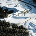 Luftaufnahme des Skitunnels in Oberhof, Thüringen im Winter.