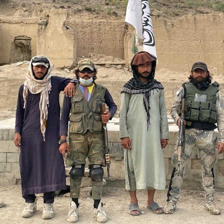 Bewaffnete Männer der Taliban stehen nebeneinander 