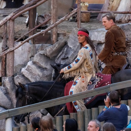 Schauspieler reiten bei den Karl-May-Spielen als Old Shatterhand und Winnetou verkleidet (Bild: picture alliance/dpa)
