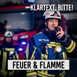 Feuerwehrmann mit Handfunke