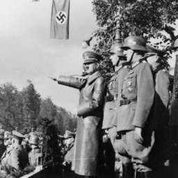 Polenfeldzug: Siegesparade der 8. Armee in Warschau am 5. Oktober 1939. Hitler nimmt die Parade ab.