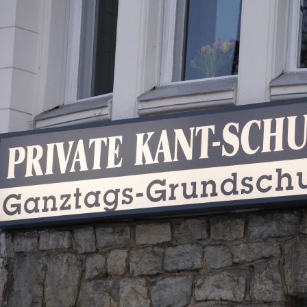 Auf einem Schild steht &#034;Private Kant-Schule - Ganztags-Grundschule&#034;