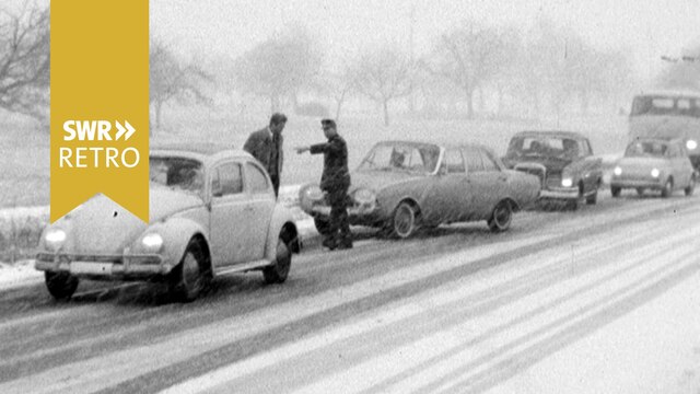 Autos auf einer verschneiten Straße