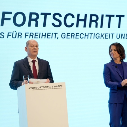 Olaf Scholz, SPD-Kanzlerkandidat und geschäftsführender Bundesfinanzminister, (l-r), Annalena Baerbock, Bundesvorsitzende von Bündnis 90/Die Grünen und Robert Habeck, Bundesvorsitzender von Bündnis 90/Die Grünen stellen auf einer Pressekonferenz den gemeinsamen Koalitionsvertrag der Ampel-Parteien von SPD, Bündnis 90/Die Grünen und FDP für die künftige Bundesregierung vor.
