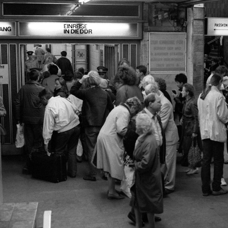 Menschen warten vor dem Grenzübergang zur DDR. Auf dem in Ost-Berlin liegenden Bahnhof Friedrichstraße, der als Grenzübergang für Westdeutsche und Ausländer genutzt wird, gab es am 9. Oktober 1989 nach längeren Wartezeiten einen großen Teil von Zurückweisungen. Normalerweise können Bürger anderer Staaten mit einem Tagesvisum über den Bahnhof Friedrichstraße nach Ost-Berlin (DDR) einreisen.