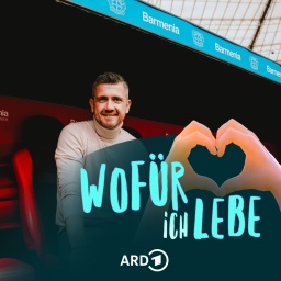 Trainer und Ex-Fußballspieler Sebastian Kneißl im Stadion. Darüber das Logo der Serie: Zwei Hände formen ein Herz, in dessen Mittelpunkt der Schriftzug "Wofür ich lebe" steht.