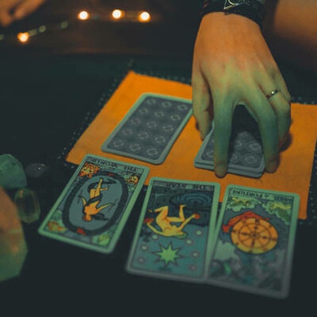 Auf dem Tisch liegen Tarot-Karten