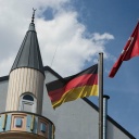 Das Minarett der Wuppertaler Moschee - daneben wehen die deutsche und türkische Fahne im Wind