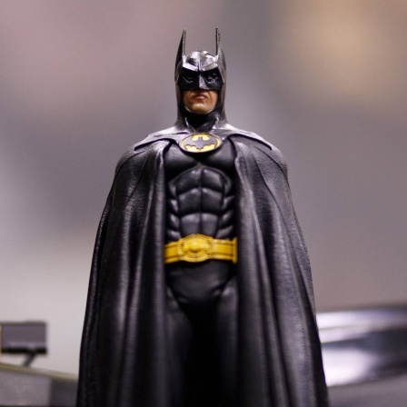 Batman-Figur mit Batmobil auf der CCXP Cologne 2019