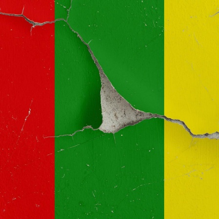 Die Farben der Ampel-Koalition - rot-grün-gelb -  auf einer Wand mit abgeplatzer Frabe und Rissen: ein Symbol für die anhaltenden Probleme in der Ampel-Regierung, insbesondere zwischen Bündnis 90/Die Grünen und der FDP.