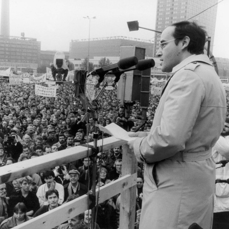 Hunderttausende Bürger beteiligten sich an einer Demonstration am 4. November 1989, zu der Ost-Berliner Kunst- und Kulturschaffende eingeladen hatten. Nach der Protestdemonstration durch das Zentrum von Ost-Berlin ergriff während des Meetings auf dem Alexanderplatz auch Rechtsanwalt Dr. Gregor Gysi das Wort.