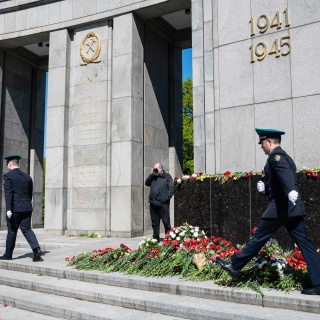 Russische Wachsoldaten in Uniform am Tag des Sieges vor dem Sowjetischen Ehrenmal i