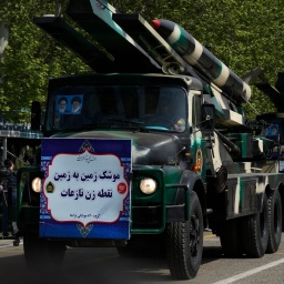 Raketen werden auf Lastwagen während der Parade zum Tag der Armee auf einem Militärstützpunkt im Norden Teherans transportiert. Bei einem Auftritt bei der Parade warnte der iranische Präsident Raisi Israel vor jeder militärischen Aktion gegen den Iran.