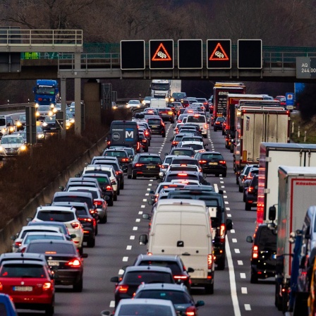 Autos stauen sich auf der A2 bei Hannover