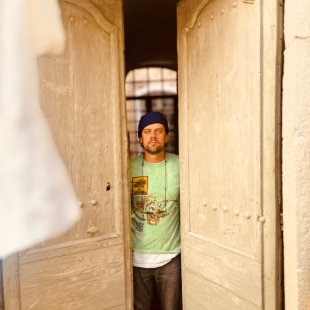 Marten Rux schaut aus einer Tür raus | Bild: Charlene Whitehead