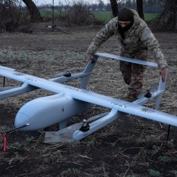 Bachmut: Ein ukrainischer Soldat der 22. mechanisierten Brigade bereitet den Start einer Mittelstrecken-Drohne Poseidon H10 an der Front in der Nähe von Bachmut in der Region Donezk vor.