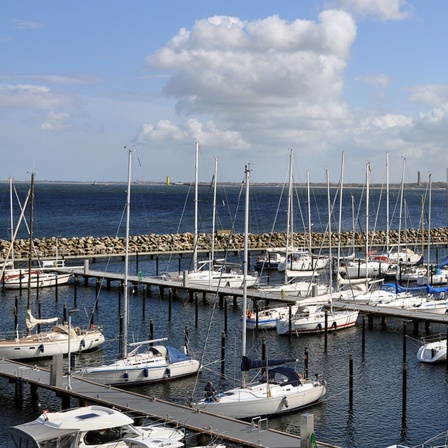 Der Sportboothafen in Schilksee. Am Horizont ist das Marine-Ehrenmal von Laboe zu sehen. 