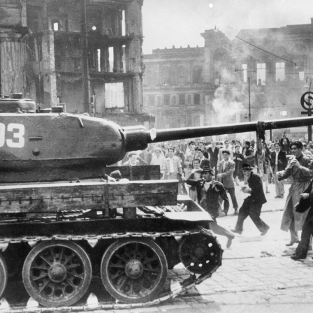 Aufstand in der DDR am 17. Juni 1953 in Ost-Berlin. Sowjetischer Panzer auf dem Potsdamer Platz. Foto.