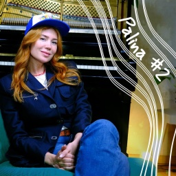 Portraitbild Palina Rojinski vor Klavier mit Folgenzahl 2