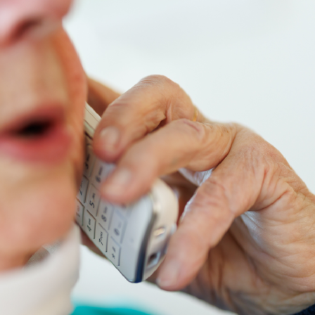 Ältere Frau am Telefon