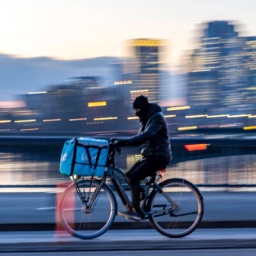 Skyline der Innenstadt von Frankfurt am Main, Radfahrer auf der Flößerbrücke.