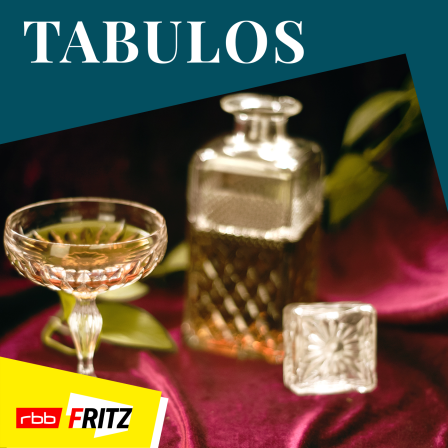 Ein Bild des Podcasts "Tabulos". Zu sehen ist ein Champagnerglas vor einer Glaskaraffe, die mit Flüssigkeit gefüllt ist. (Quelle: Fritz | Lilly Extra)