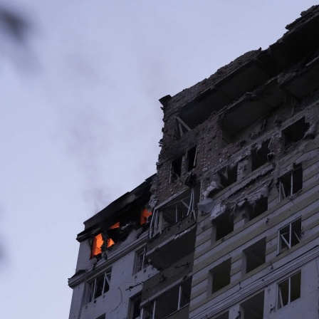 Ein brennendes Wohnhaus in Kiew nach einem Luftangriff (30.05.2023).